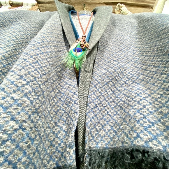 Made in Italy Wool Reversible boho cape/body wrap w western cottage core vibe - Picture 3 of 10